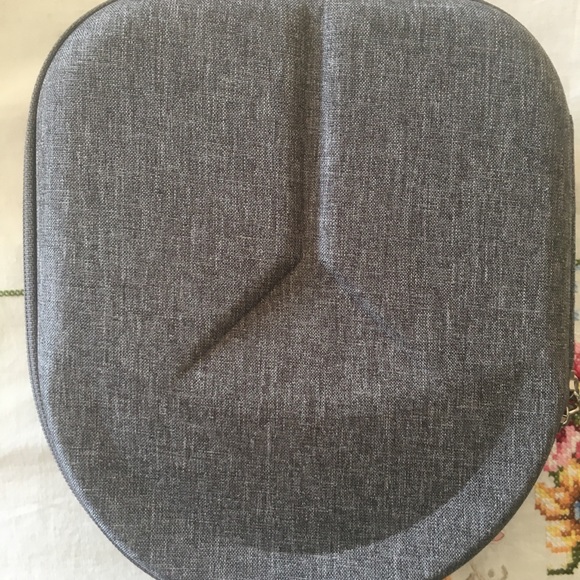 NWT Geekria Shield Headphones Case Hard Shell with Cable Storage (Grey) - Picture 9 of 11